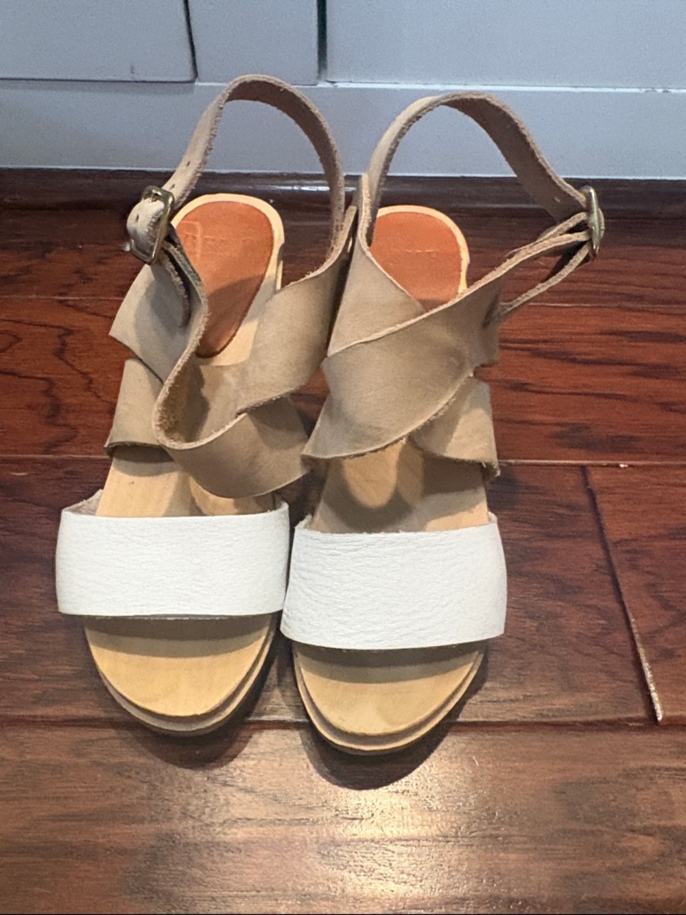 Bryr Women’s Neutral Two-Tone Leather Block Heel clogs - Beige & White - Picture 2 of 5